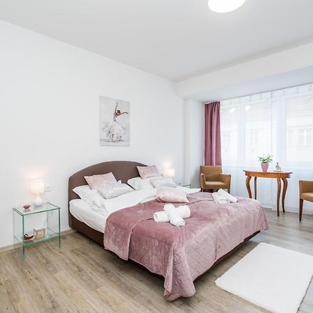 Perla Hradce 202 Apartment ฮราเดตสคราโลเว ภายนอก รูปภาพ