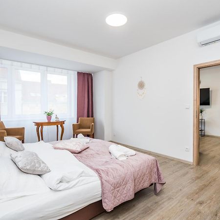 Perla Hradce 202 Apartment ฮราเดตสคราโลเว ภายนอก รูปภาพ