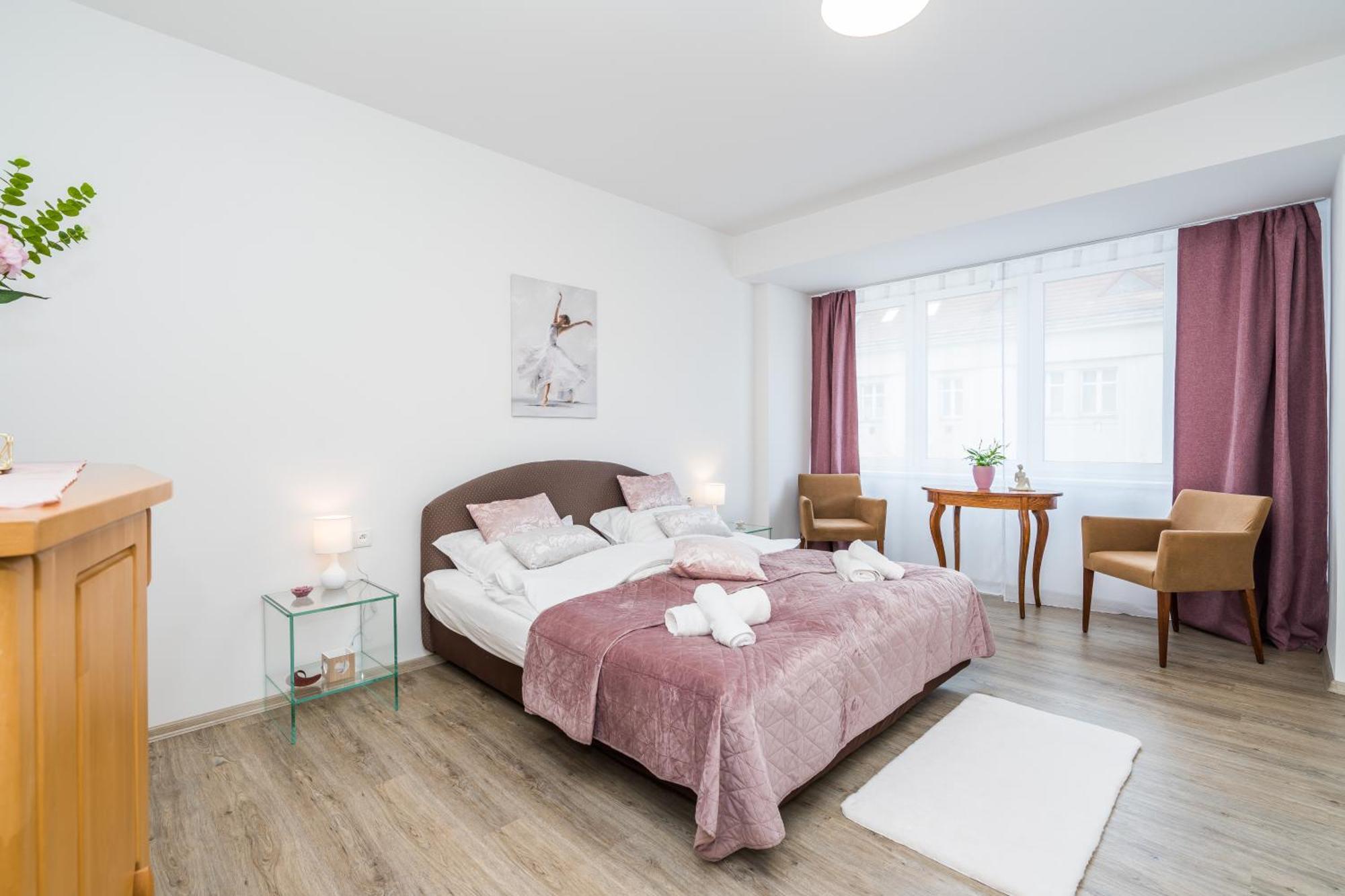 Perla Hradce 202 Apartment ฮราเดตสคราโลเว ภายนอก รูปภาพ