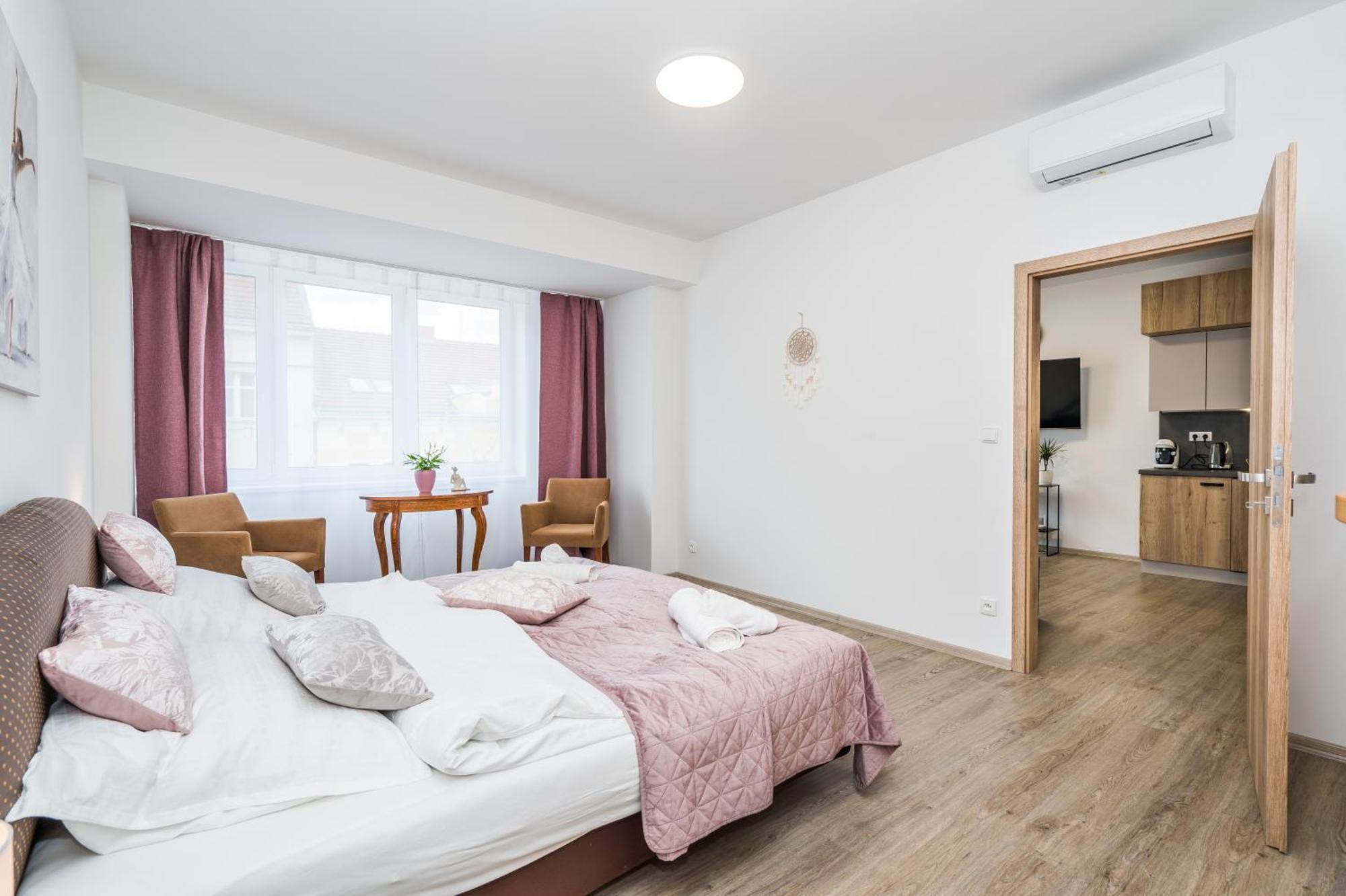 Perla Hradce 202 Apartment ฮราเดตสคราโลเว ภายนอก รูปภาพ