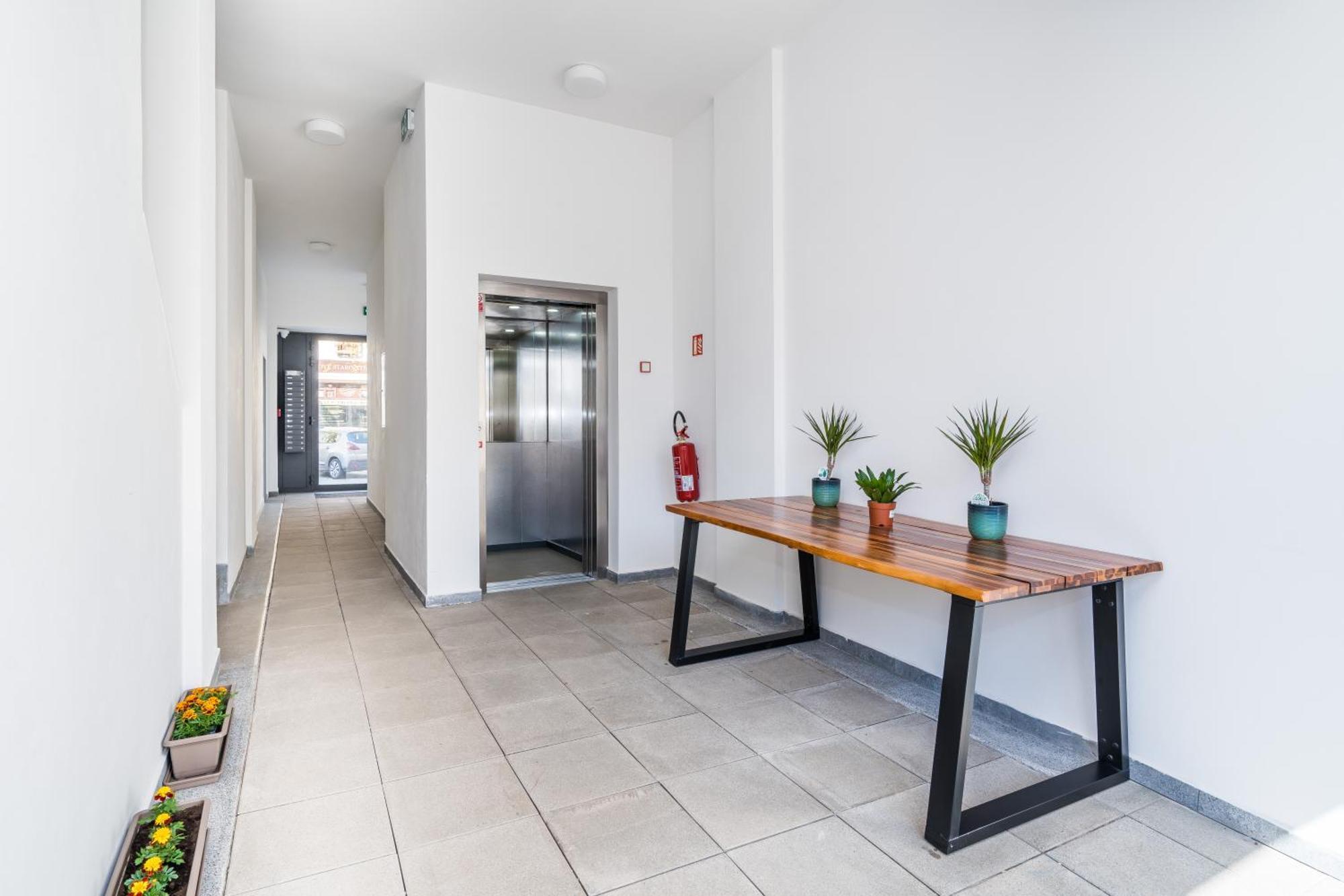 Perla Hradce 202 Apartment ฮราเดตสคราโลเว ภายนอก รูปภาพ