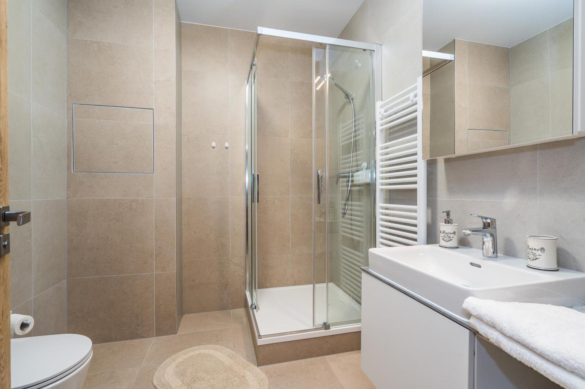 Perla Hradce 202 Apartment ฮราเดตสคราโลเว ภายนอก รูปภาพ