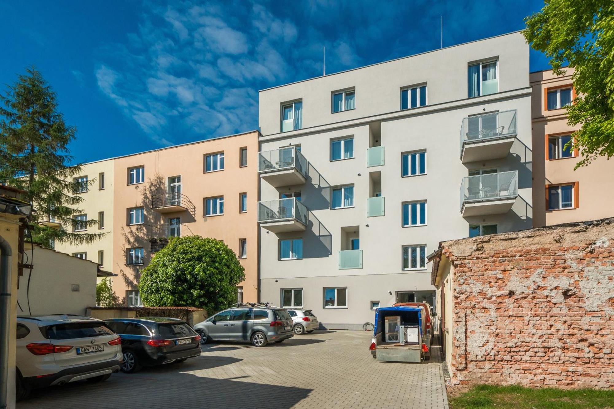 Perla Hradce 202 Apartment ฮราเดตสคราโลเว ภายนอก รูปภาพ