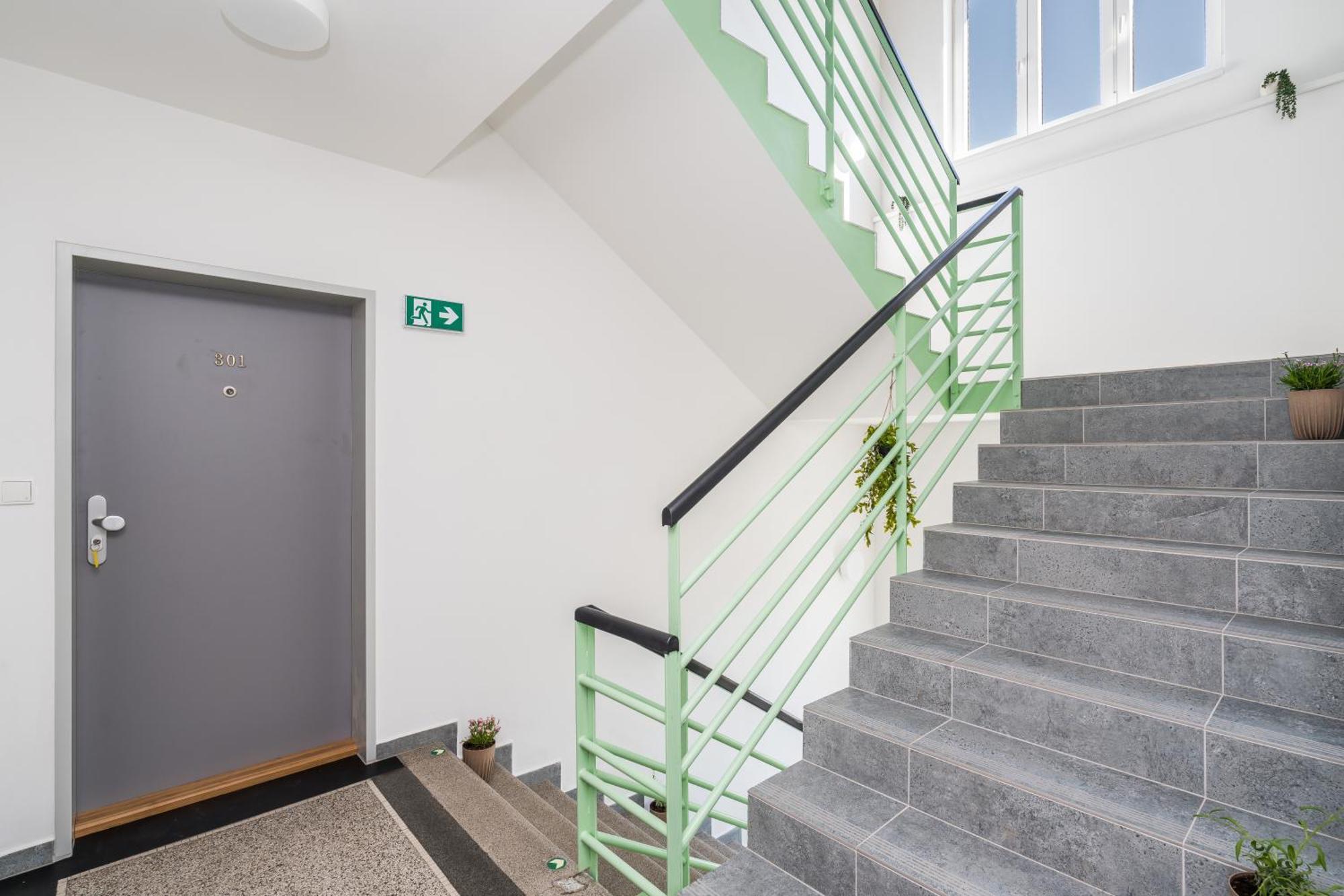 Perla Hradce 202 Apartment ฮราเดตสคราโลเว ภายนอก รูปภาพ